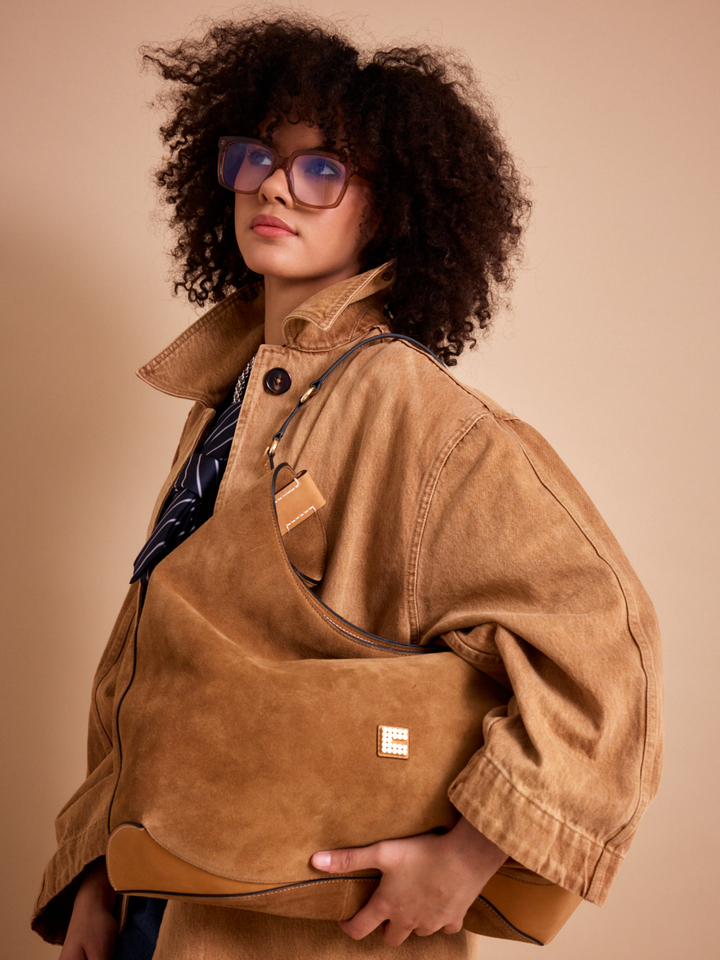 Dames shop the look van Bellerose, Hugo Boss, K&J, Clio Goldbrenner, Noir 'n' Blue en New Balance Zomer 2026 shoot 2