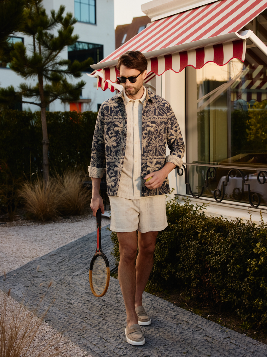 Heren shop the look van Les Deux, Mos Mosh, Doucal’s en Komono Zomer 2026 Villa Bonnie