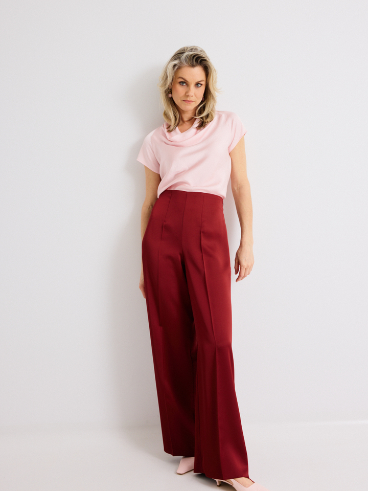 Dames shop the look van Talking walls, Diana Gallesi, Joseph Ribkoff, Odare, Kaai en Laurence Delvallez Zomer '26 Shop The look 3 SS26